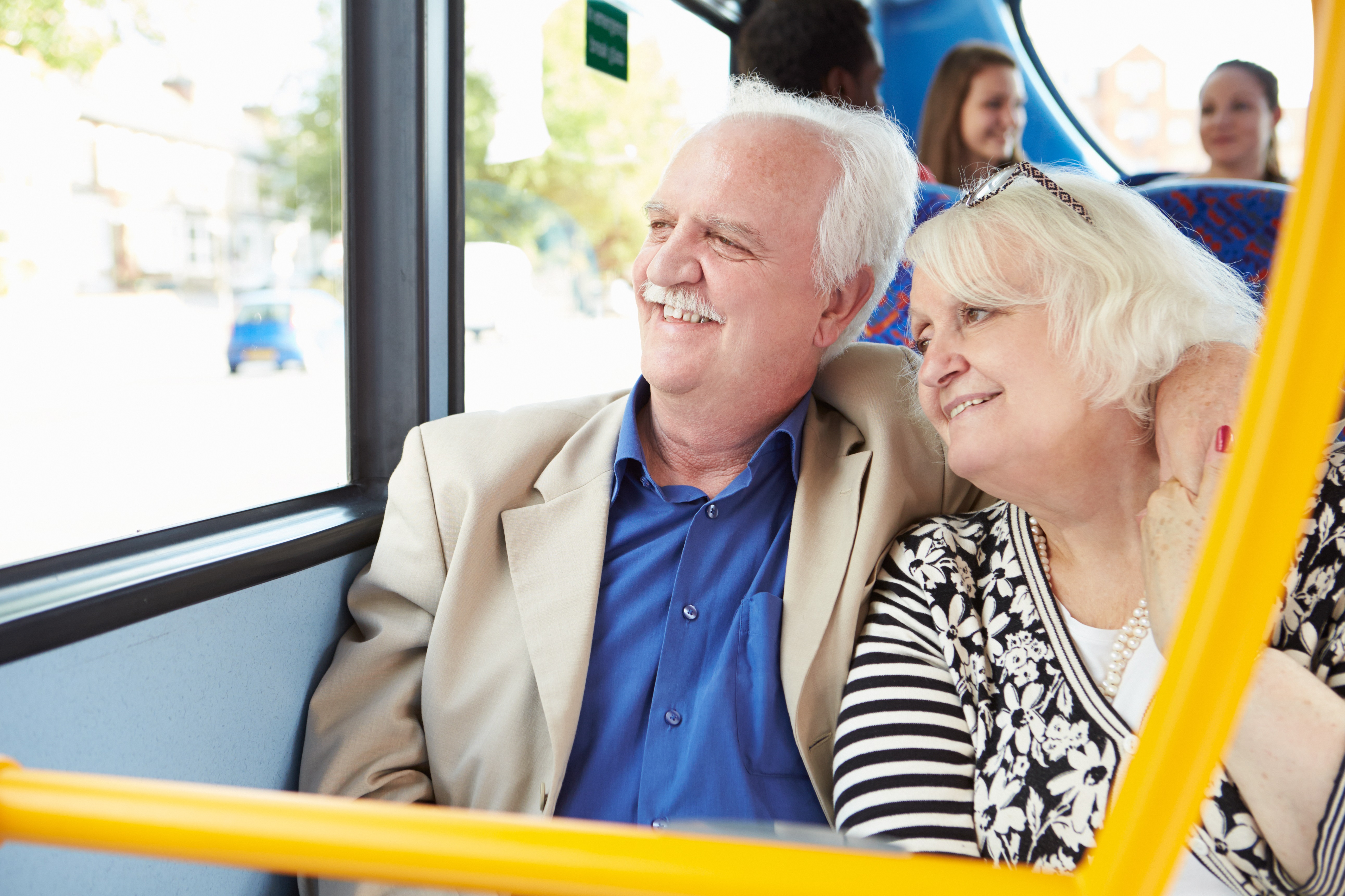 Проезд в автобусах москвы пенсионерам. Пенсионеры в общественном транспорте. Пенсионеры в автобусе. Пожилые люди в автобусе. Транспорт для пожилых людей.