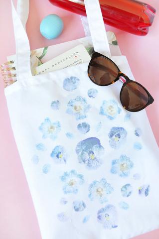 Flower pounding tote bag